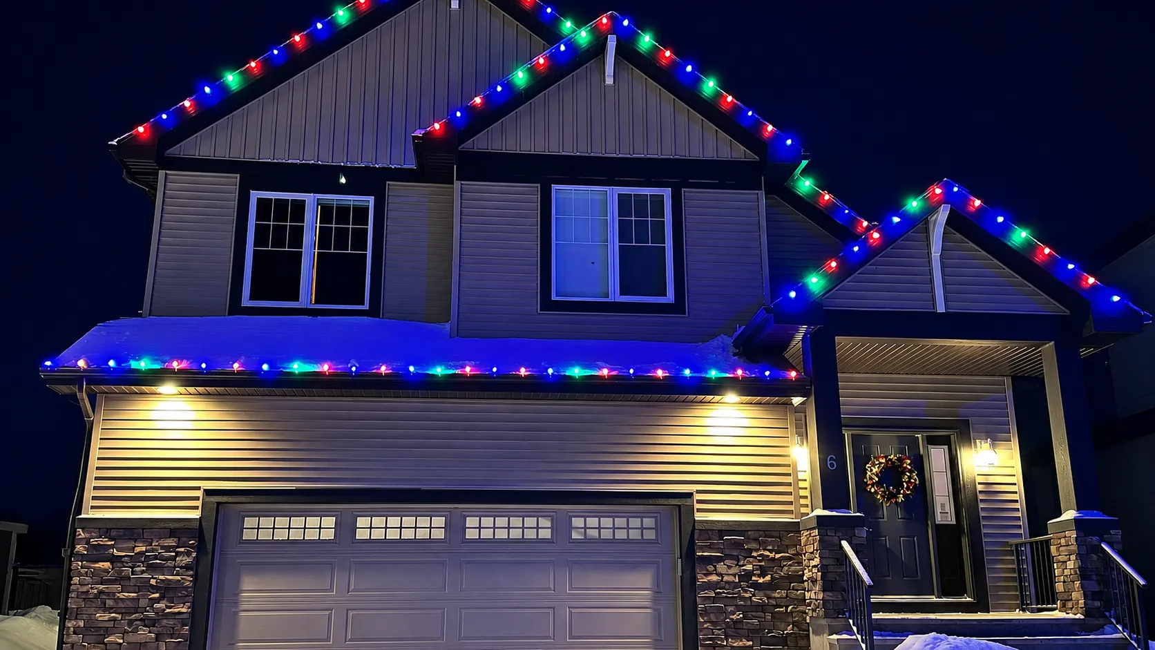 Multicolor holiday roofline lighting